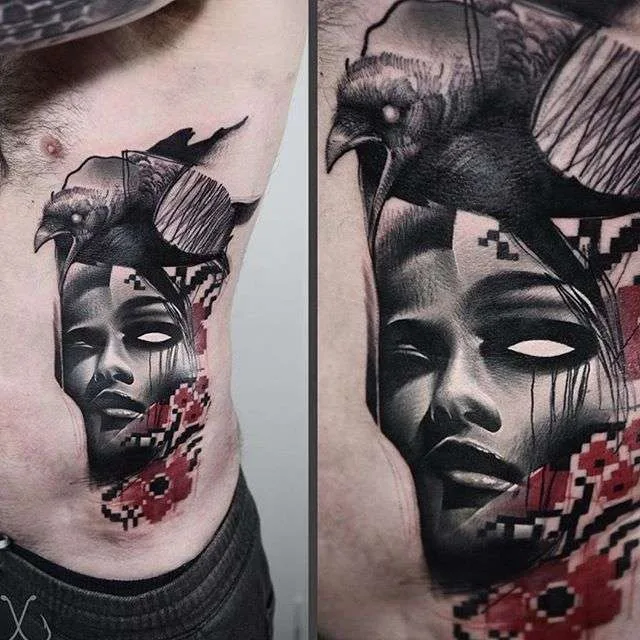 Artista de tatuagem Timur Lysenko - autoria de tatuagem combina elementos de realismo e polka de lixo, intercalados com padrões escandinavos